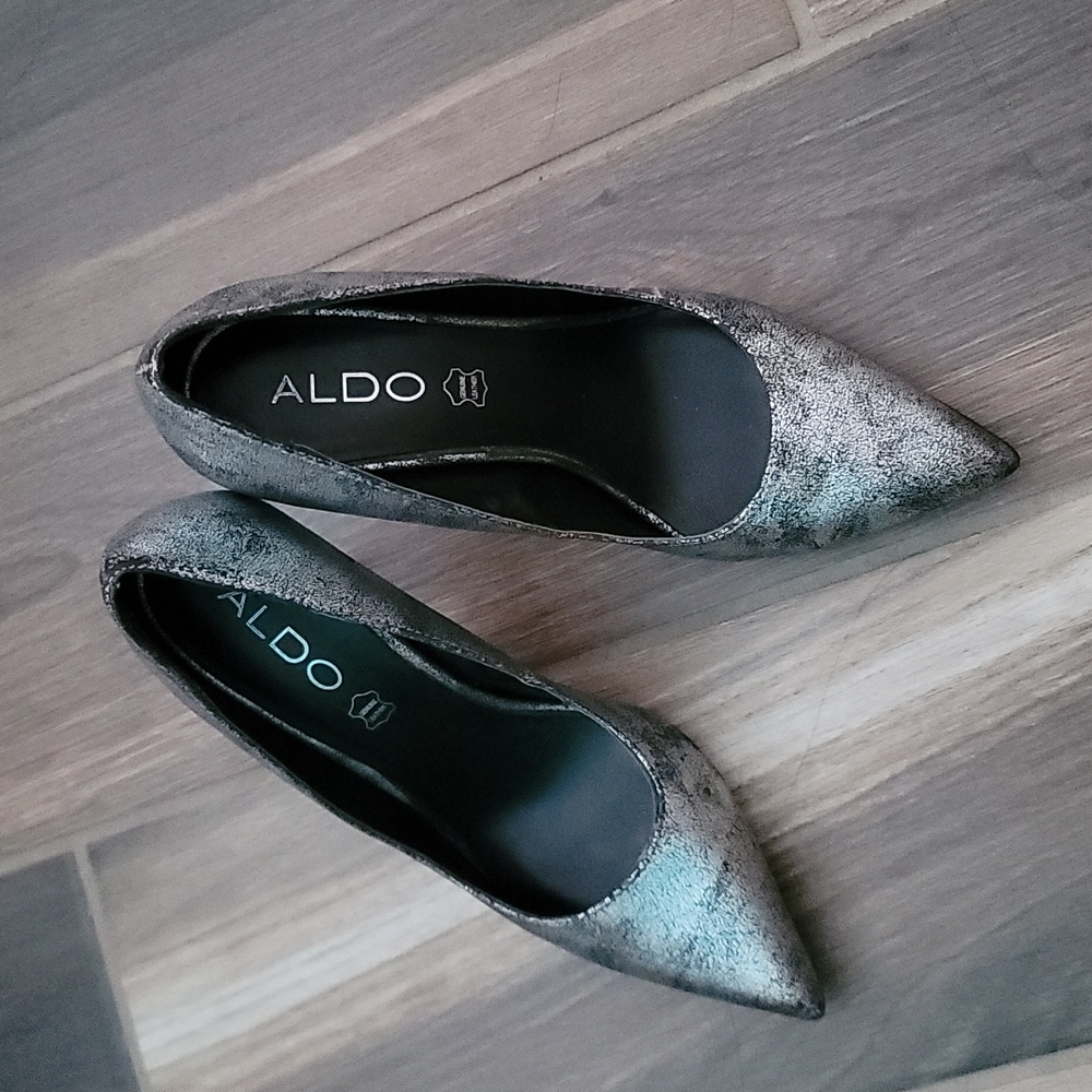 Metallic silver pumps